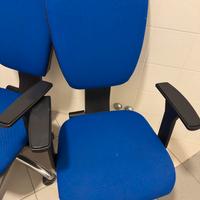 Sedia da ufficio o studio blu con rotelle