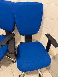 Sedia da ufficio o studio blu con rotelle