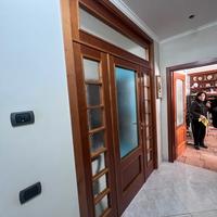 Vetrata con porte a battente e fissi laterali