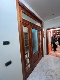 Vetrata con porte a battente e fissi laterali