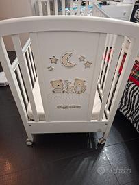 culla bianca con orsetti e cassettiera