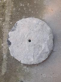 Coperchio tondo per tombino in pietra.