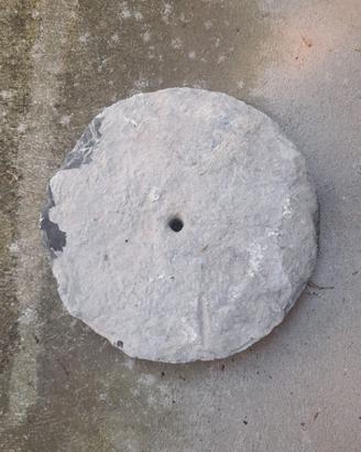 Coperchio tondo per tombino in pietra.