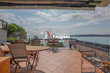 VILLA BIFAMILIARE CON SPLENDIDA VISTA LAGO