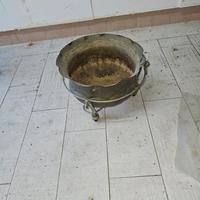 Vaso in ottone con piedistallo