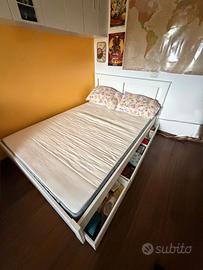 Letto matrimoniale bianco con cassetti ampi