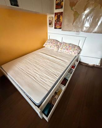 Letto matrimoniale bianco con cassetti ampi
