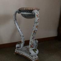 Colonna portavaso in ceramica decorata a mano