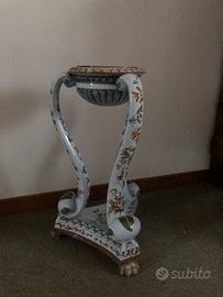 Colonna portavaso in ceramica decorata a mano