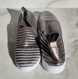 Slip-on in madreperla con strisce testurizzate