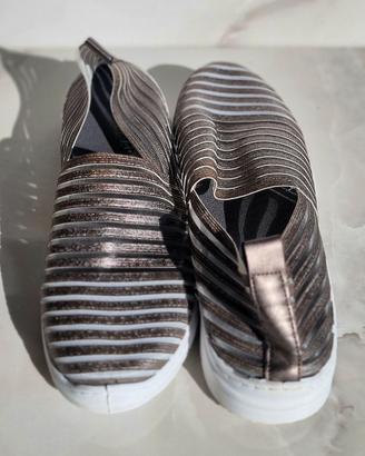 Slip-on in madreperla con strisce testurizzate