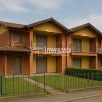 Villa trifamiliare con giardino.