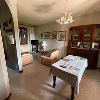 Porzione di casa con ampia area e capannone