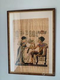 Varietà di quadri tra cui un papiro egiziano