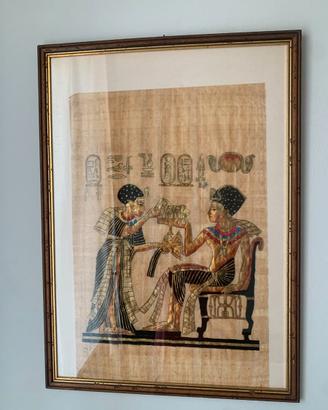 Varietà di quadri tra cui un papiro egiziano