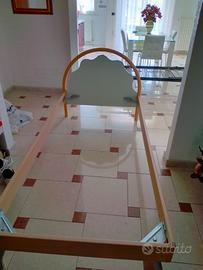 Una libreria, uno pezzo di arredamento e due letti