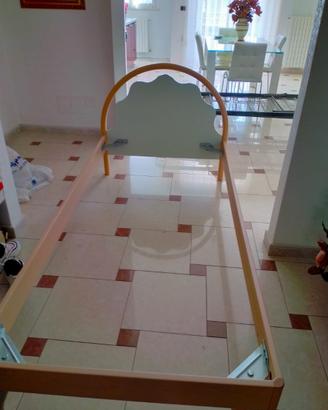 Una libreria, uno pezzo di arredamento e due letti