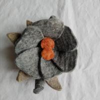 Spillone in lana cotta a forma di fiore