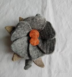 Spillone in lana cotta a forma di fiore