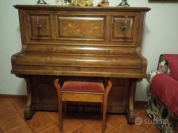 Pianoforte verticale inglese.
