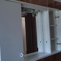 specchio bagno con mobiletto e luci