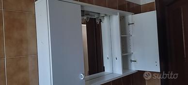 specchio bagno con mobiletto e luci