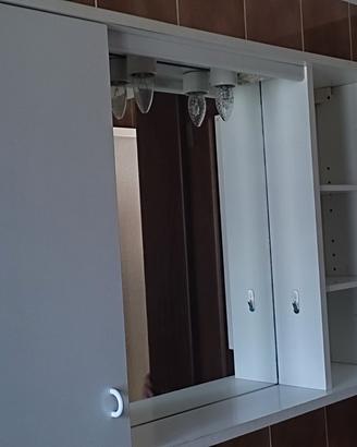 specchio bagno con mobiletto e luci