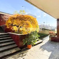 TRE LOCALI CON TERRAZZO IN CONTESTO SIGNORILE AD U