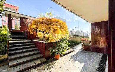 TRE LOCALI CON TERRAZZO E BOX IN CONTESTO SIGNORIL