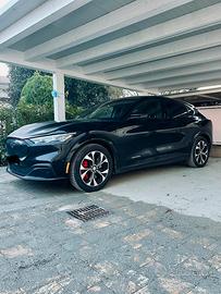 Ford Mustang Mach-e AWD Premium Dual motor standar