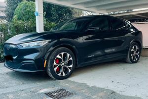 Ford Mustang Mach-e AWD Premium Dual motor standar