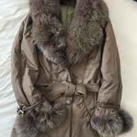 Giacca invernale con collo e fine manica in volpe.