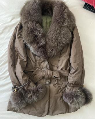 Giacca invernale con collo e fine manica in volpe.