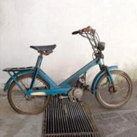 Motocicletta Moto Guzzi colore azzurro d'epoca