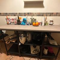 Tavolo / isola da cucina con ripiani