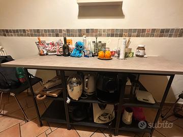 Tavolo / isola da cucina con ripiani