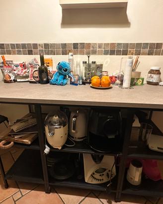 Tavolo / isola da cucina con ripiani