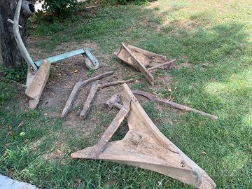 Vomeri in legno e vecchi attrezzi