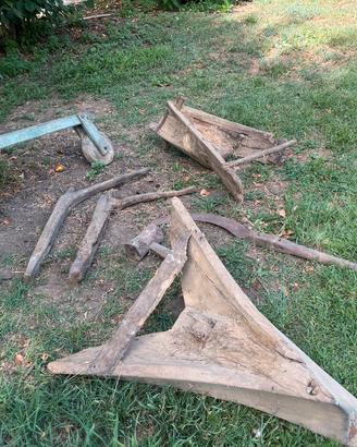 Vomeri in legno e vecchi attrezzi