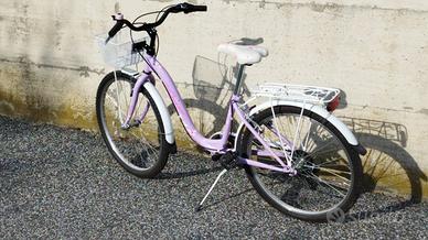 Bicicletta rosa da ragazza