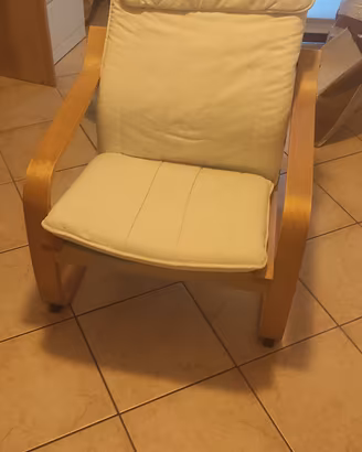 Poltrona IKEA POÄNG in betulla con cuscino beige