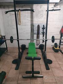 Rack, panche e vari attrezzi da palestra