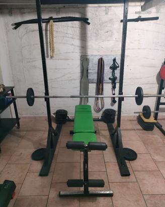 Rack, panche e vari attrezzi da palestra
