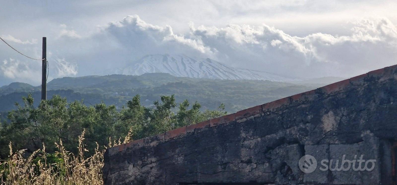 Rustico con uliveto e vigneto a Piedimonte Etneo - Vista 3