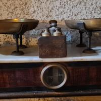 Bilancia antica a due piatti con pesi