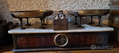 Bilancia antica a due piatti con pesi