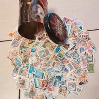 Scatola vintage in latta con 400 francobolli