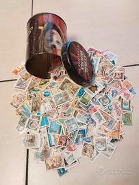Scatola vintage in latta con 400 francobolli