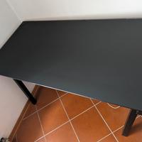 Scrivania vetro nero opaco con gambe di metallo 