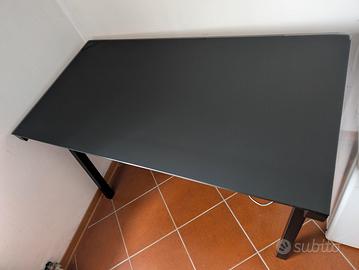 Scrivania vetro nero opaco con gambe di metallo 
